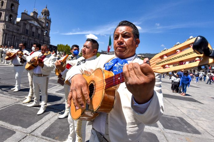Mariachis in a square in Toluca